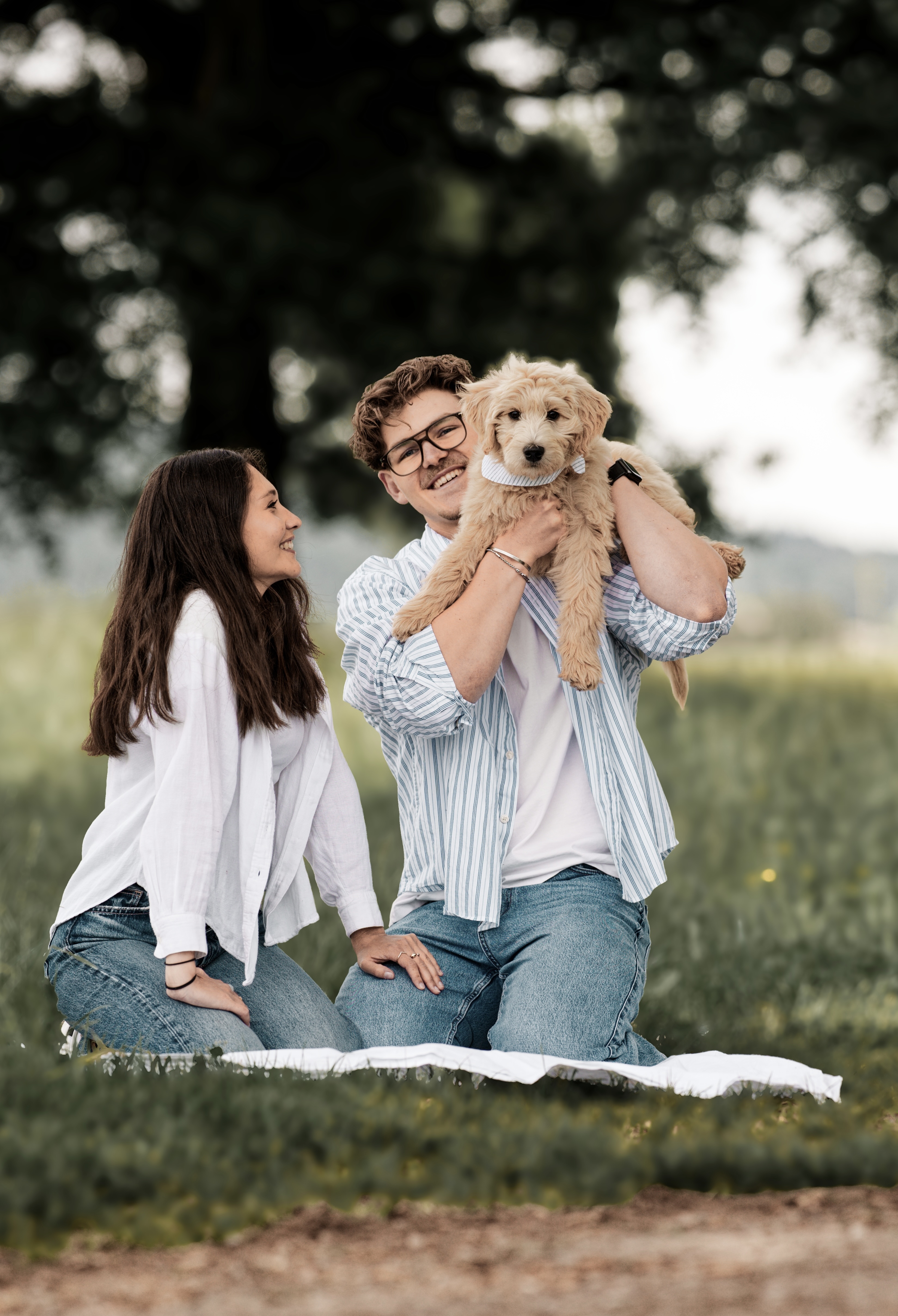 lachendes Paar mit Hund