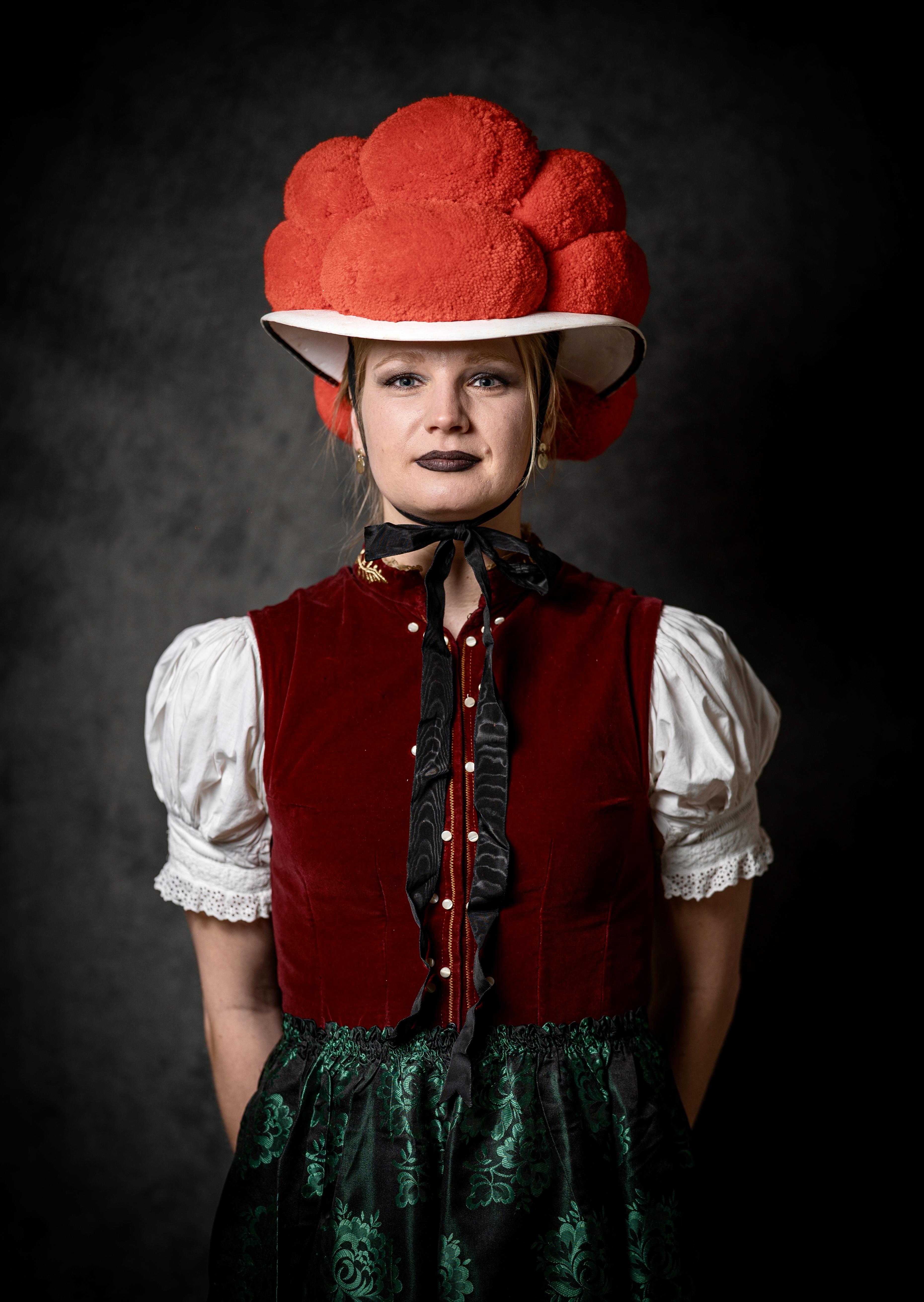 Porträt Schwarzwaldmädchen mit Bollenhut