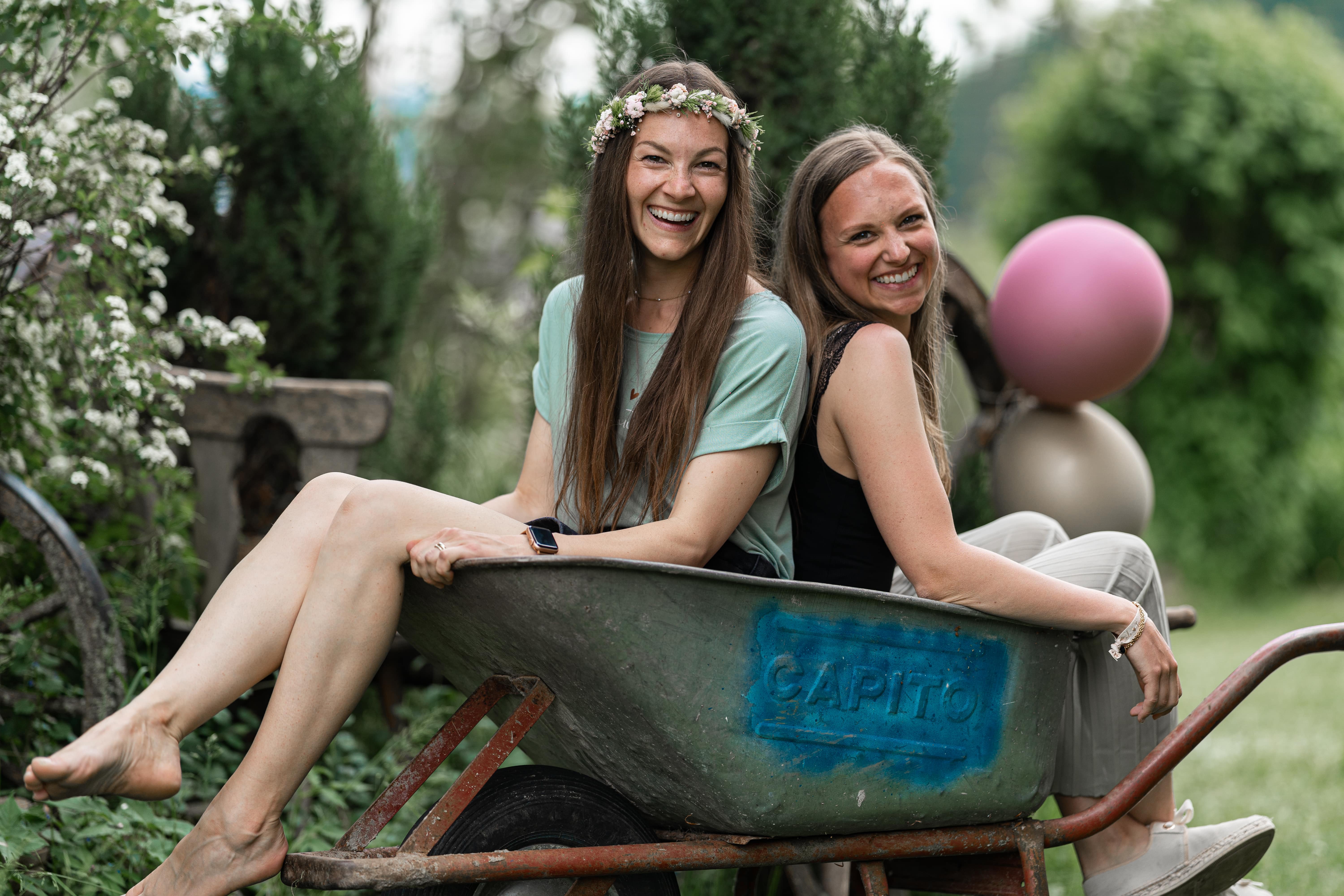 zwei lachende Frauen