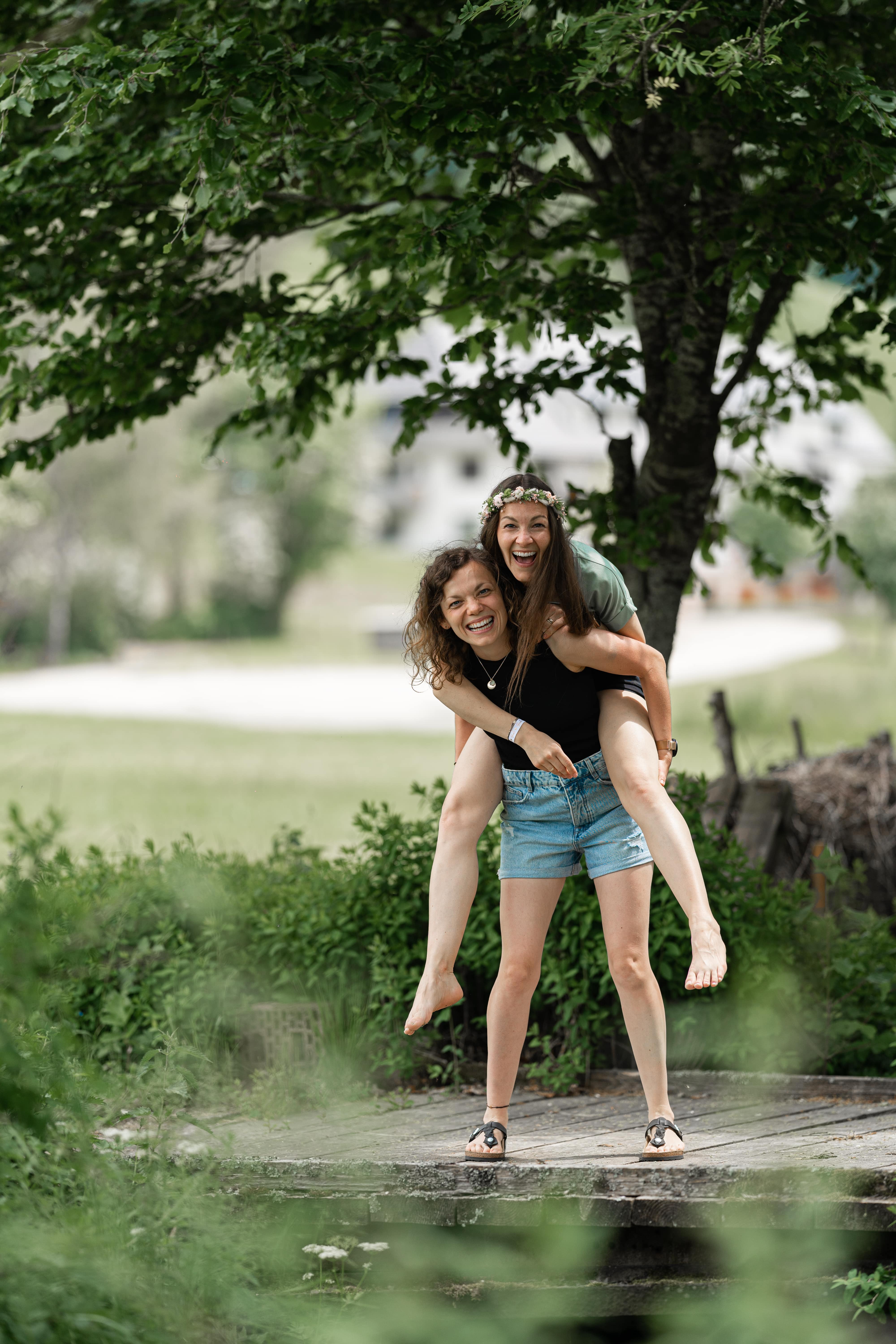 Zwei alberndende Frauen bei Junggesellinnenabschied