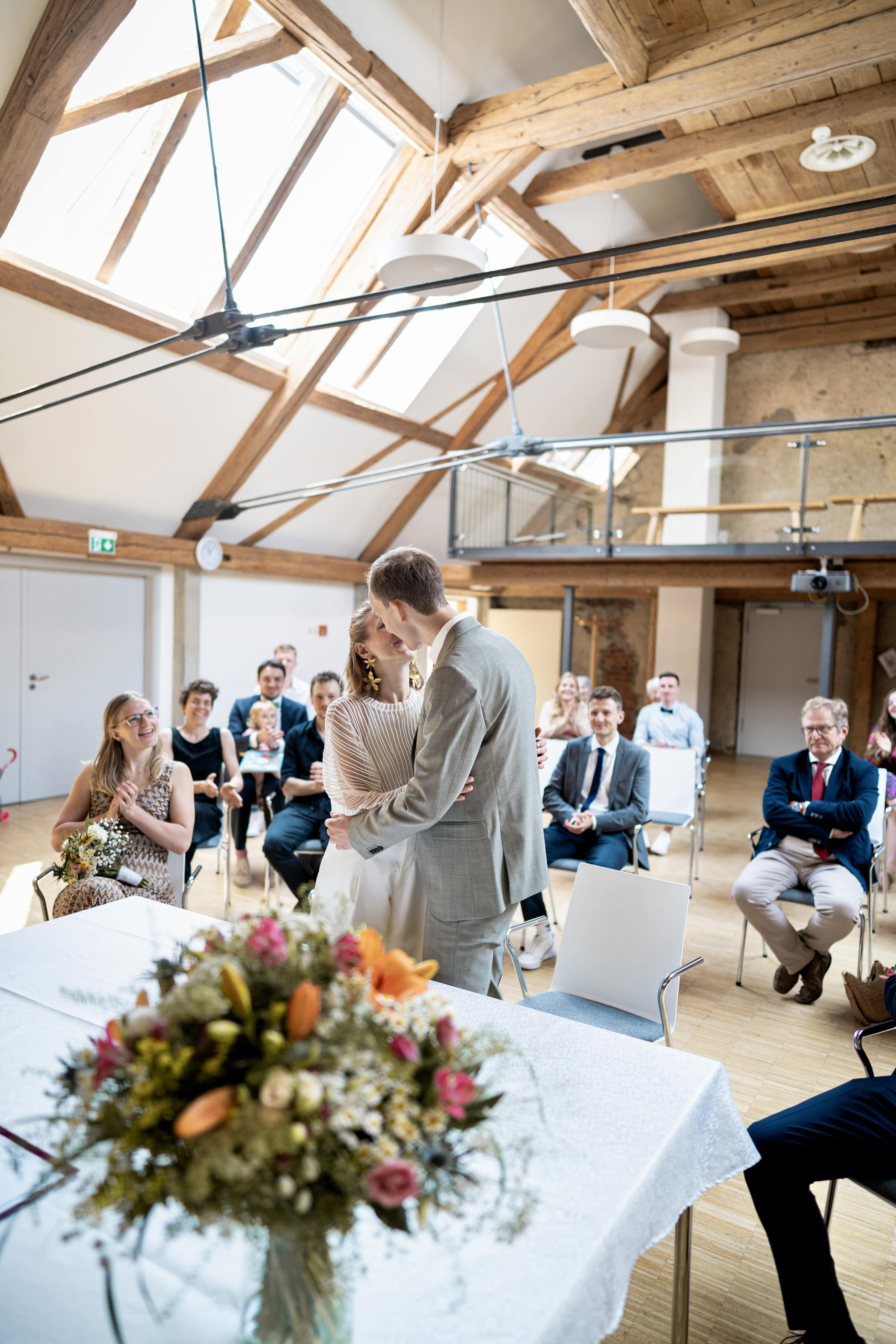 Brautpaar küsst sich am Altar