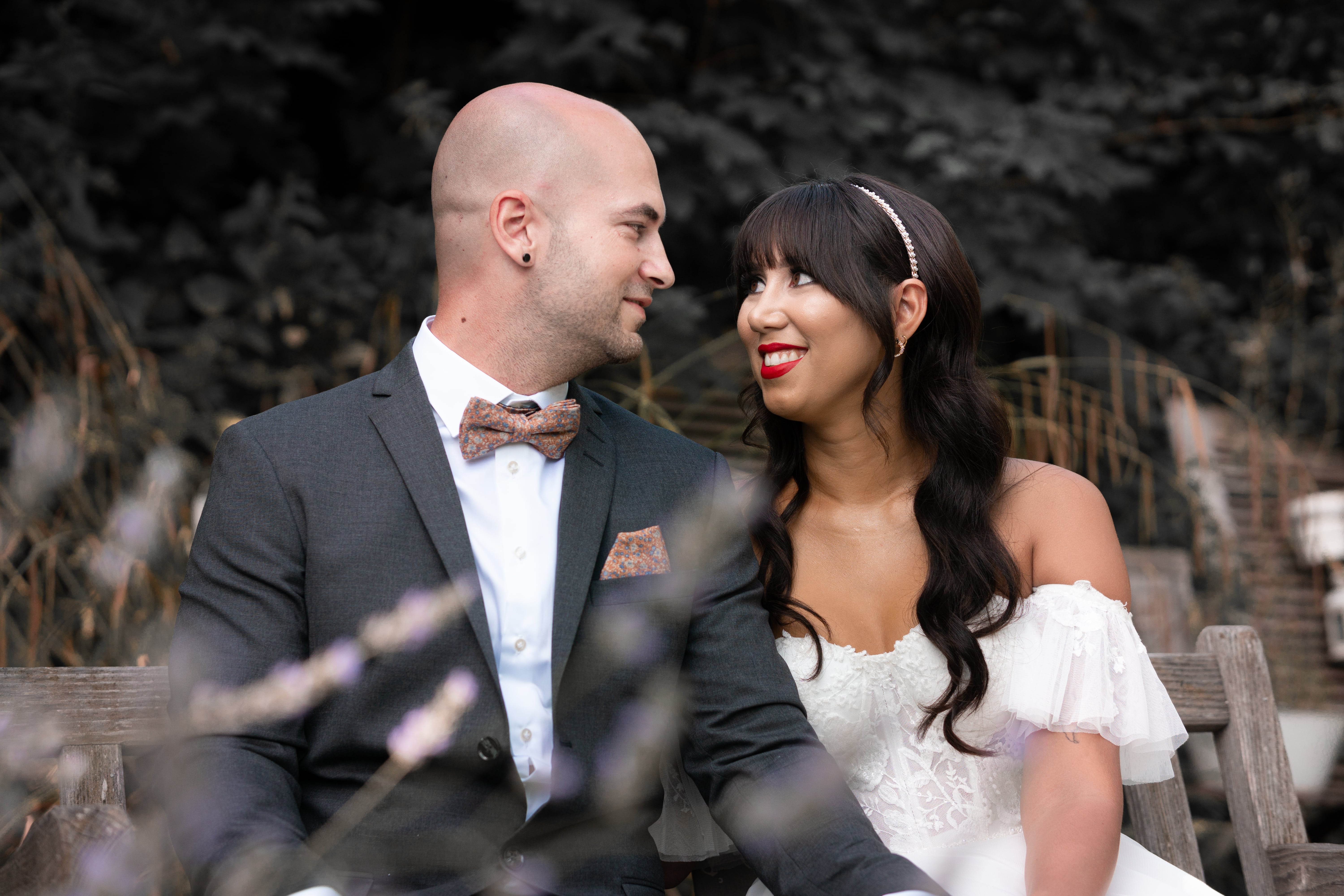 Brautpaar schaut sich intensiv in die Augen