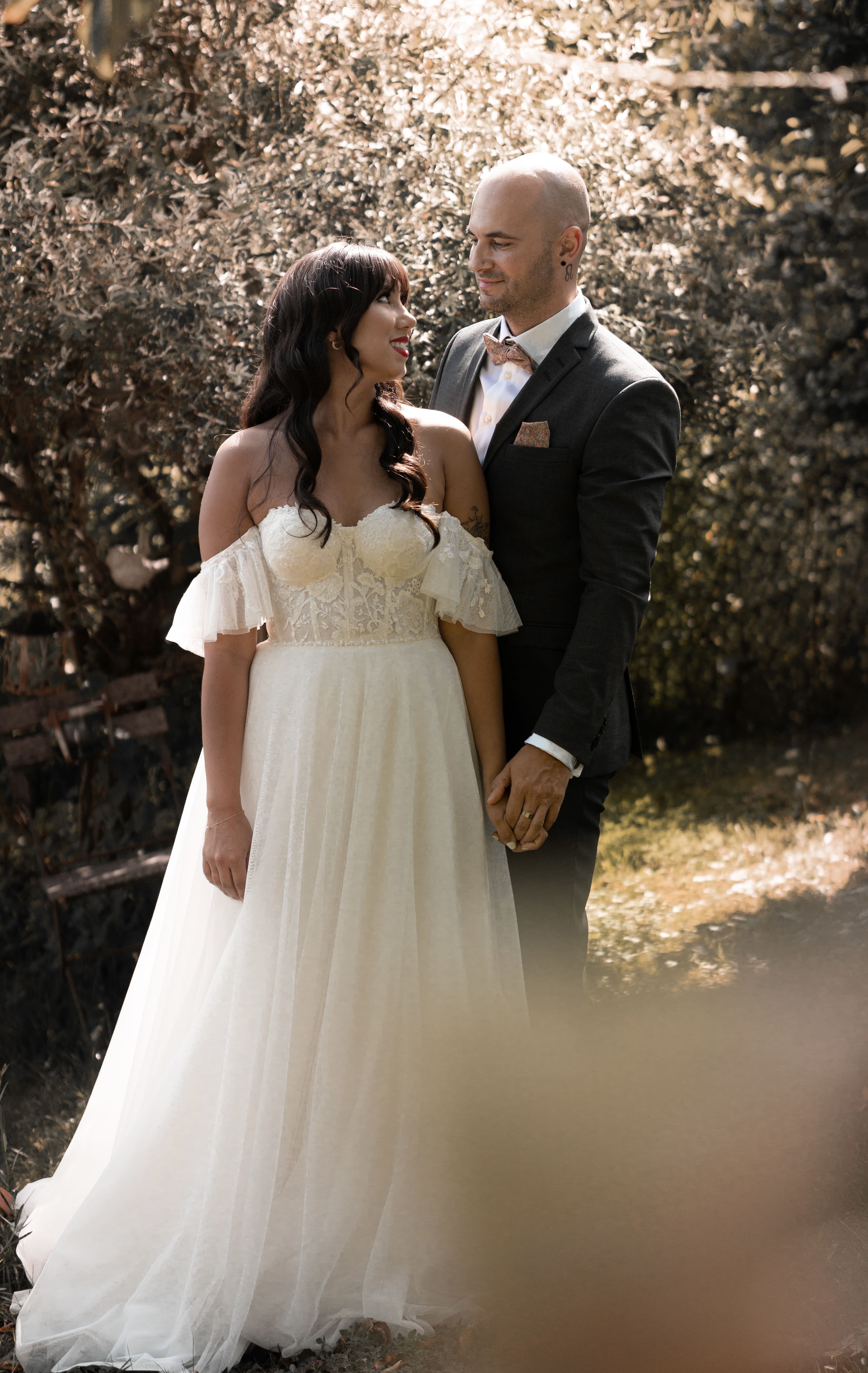 Brautpaar schaut sich innig in die Augen