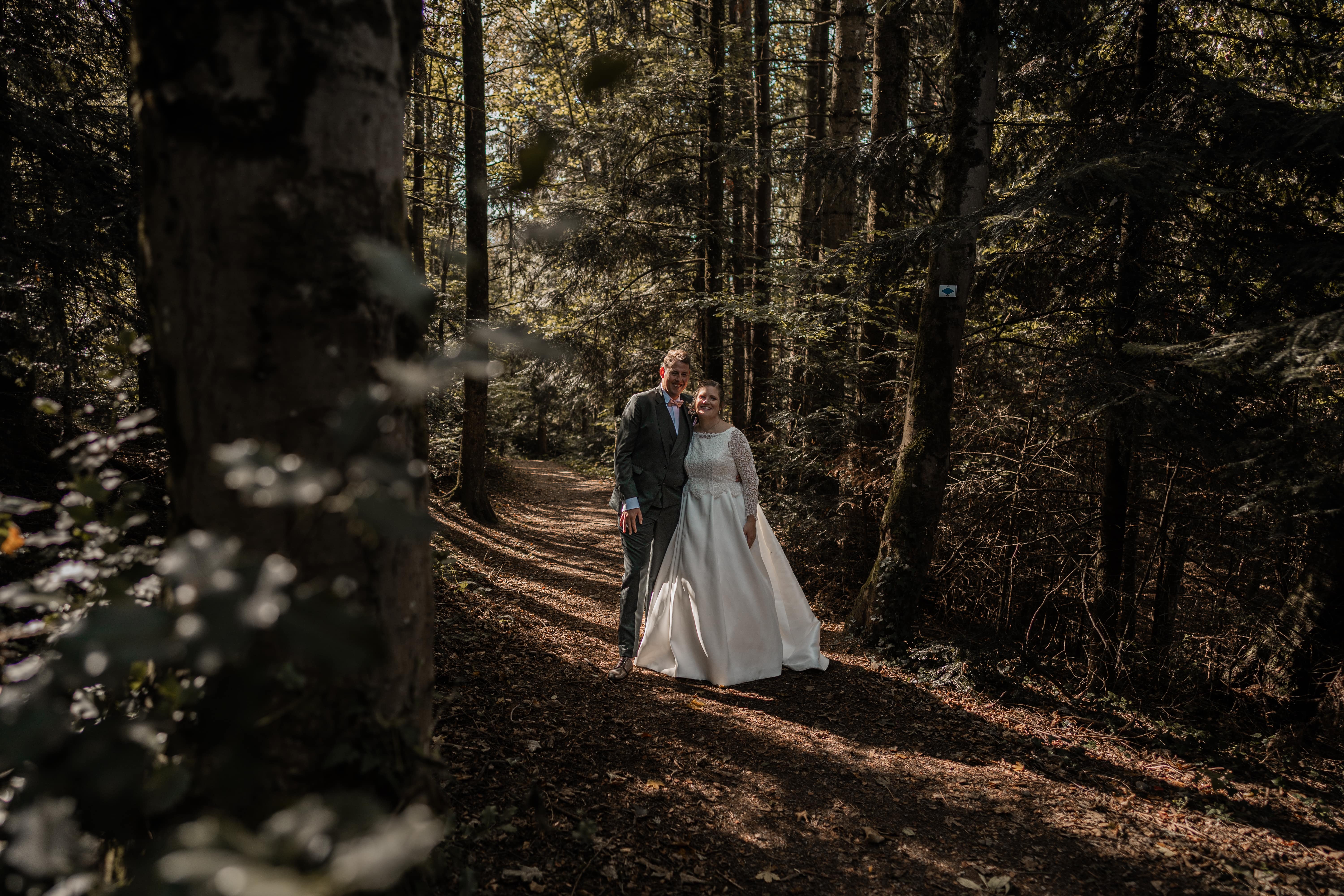 Ganzkörperporträt von Brautpaar im Wald