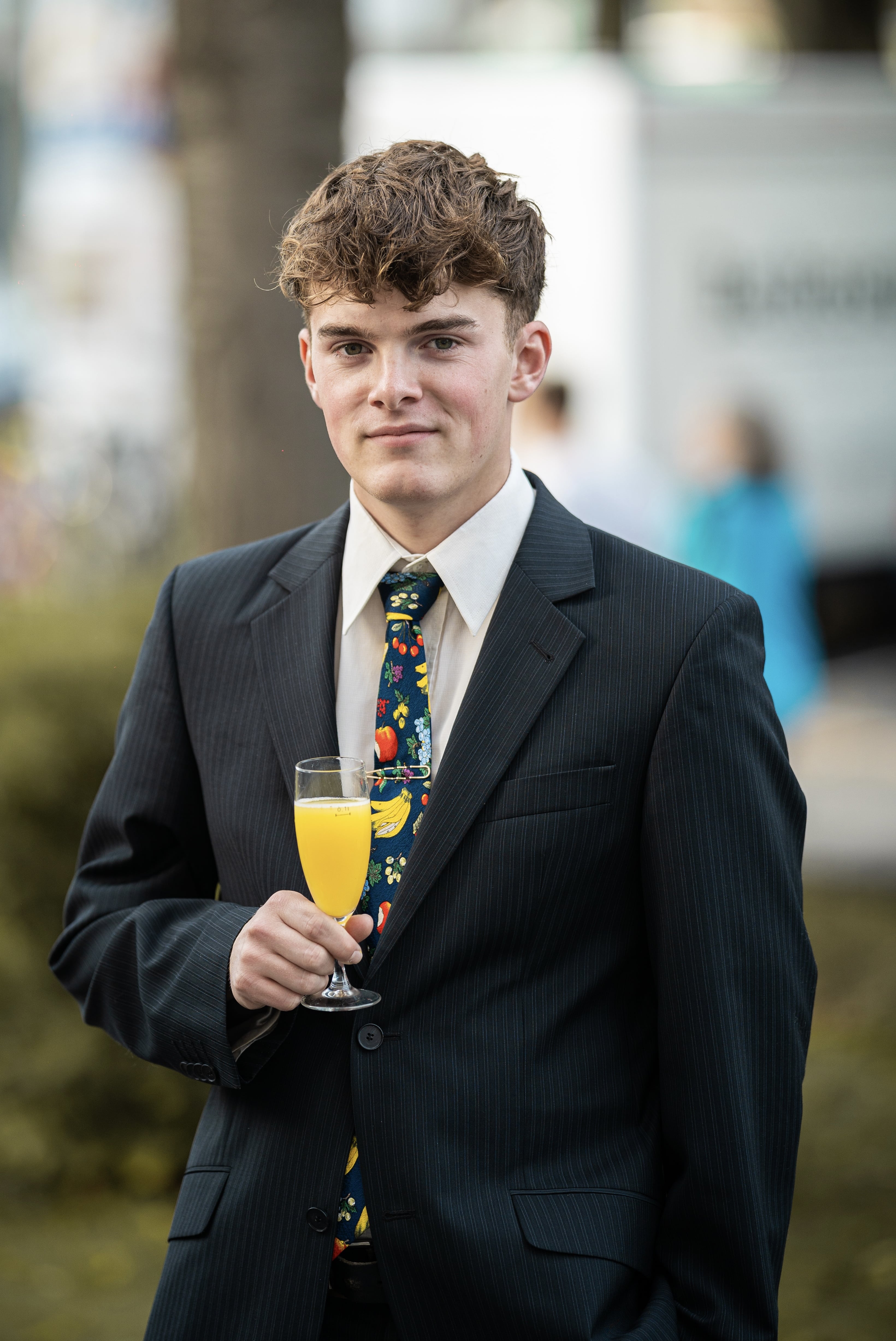 Porträt junger Mann im Anzug