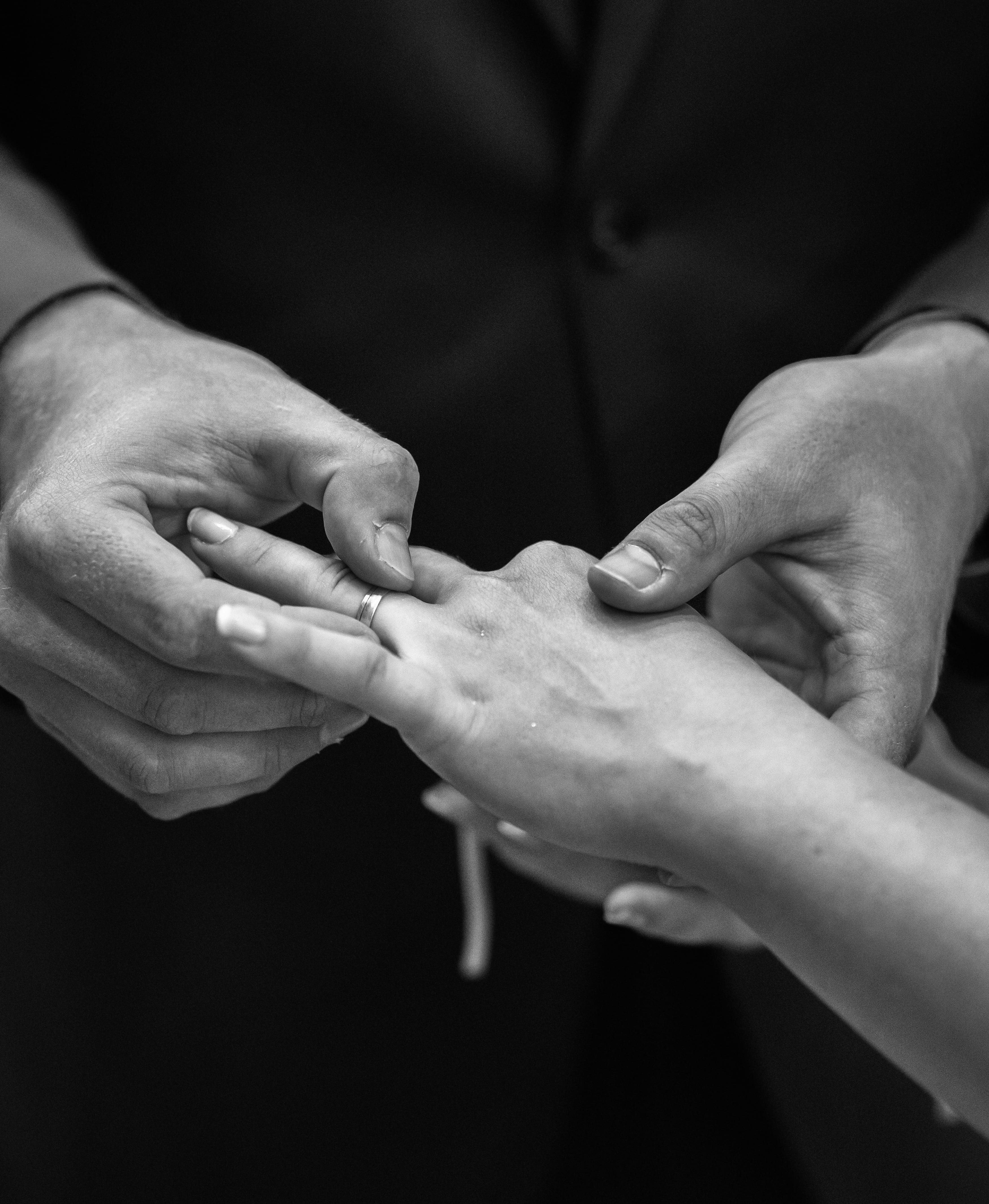 Ring anstecken bei Hochzeit