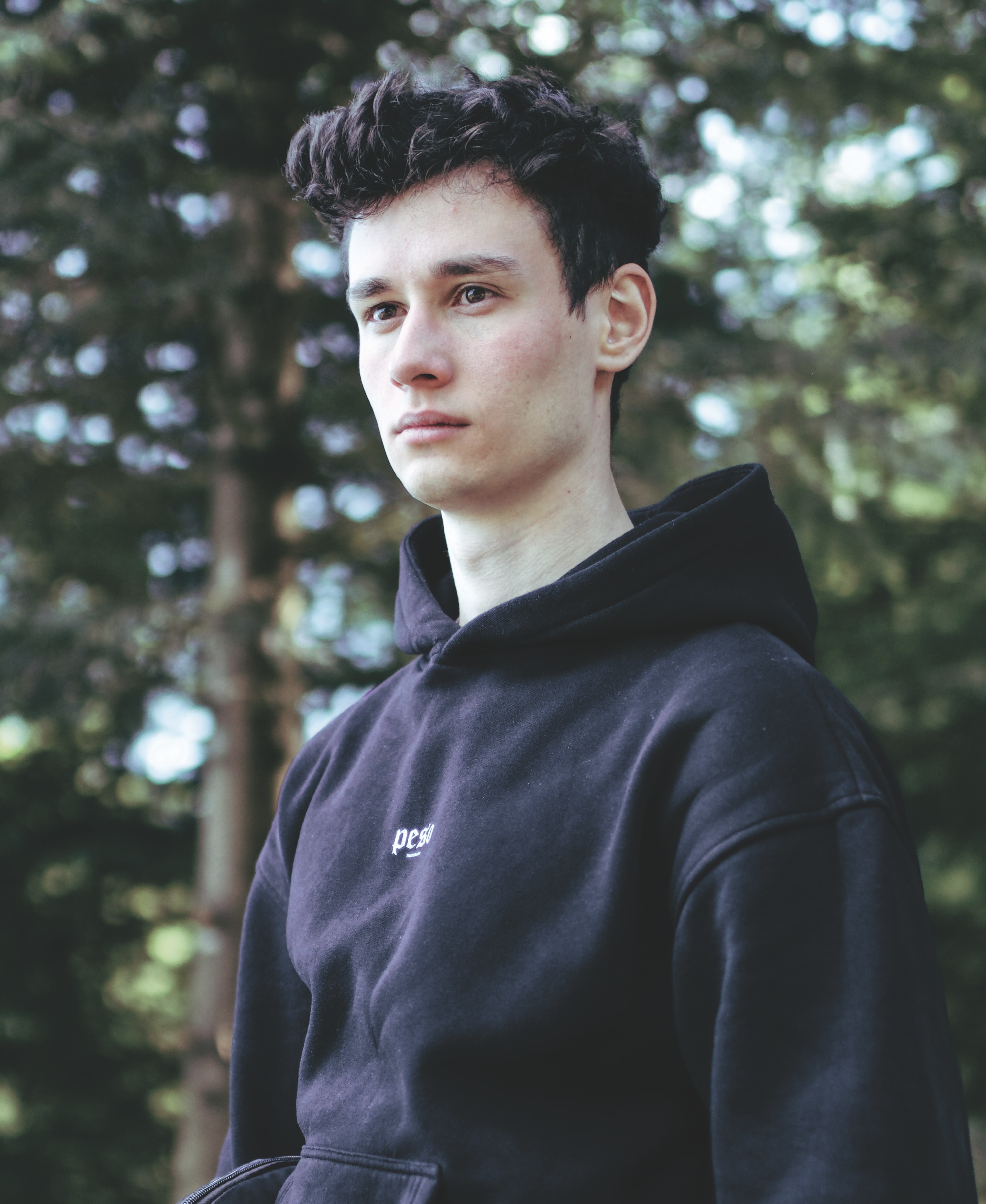 Porträt junger Mann in der Natur